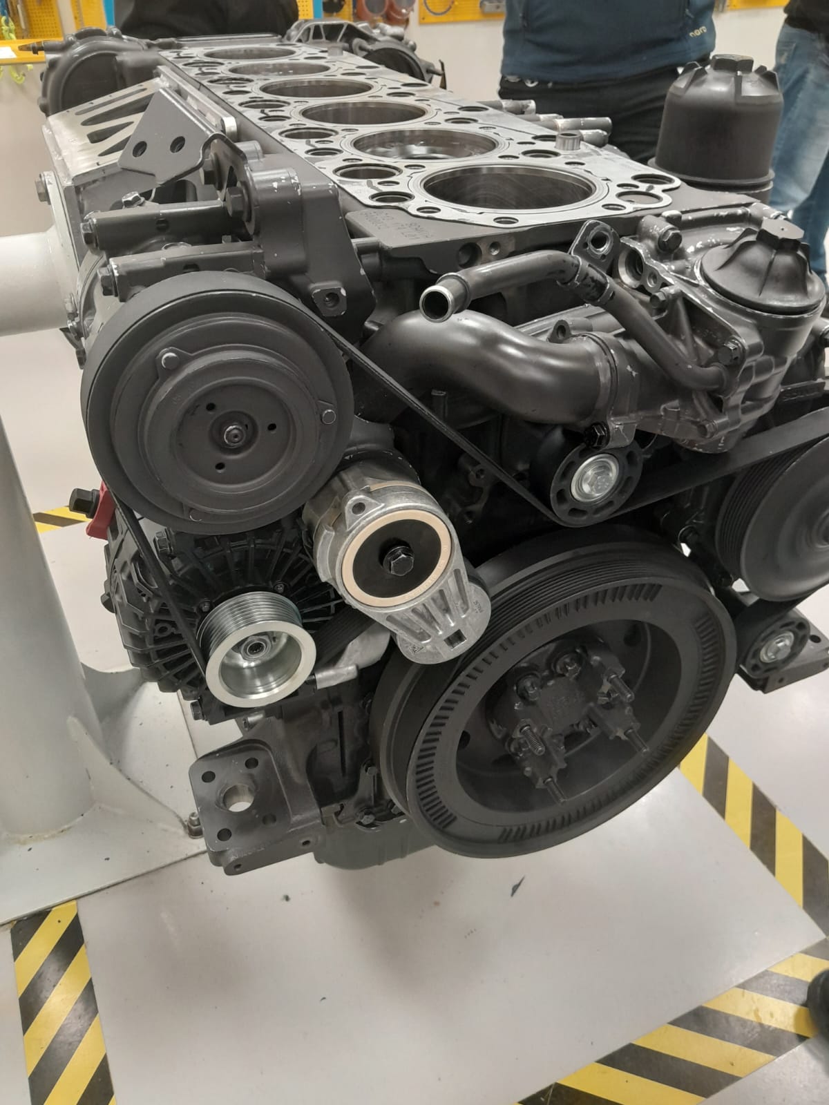 imagem de um motor da scania de lado